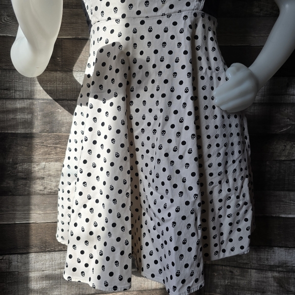 Hot Topic Above Knee White Black Skulls Gothic Dress Women's XS - Picture 5 of 13